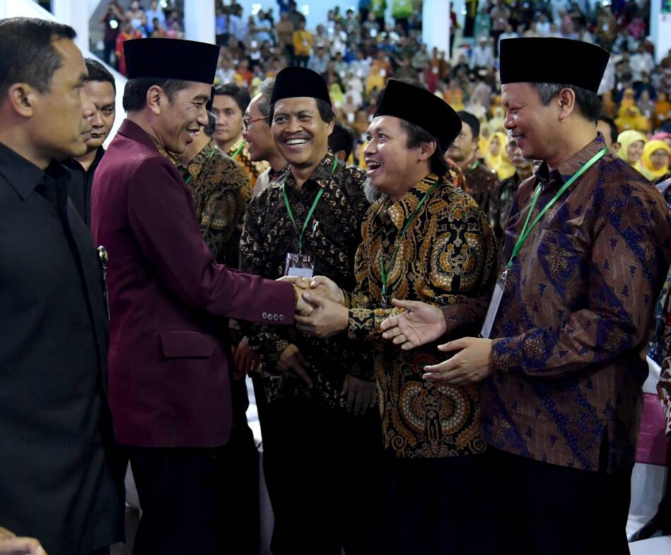 Presiden Jokowi saat bersalaman dengan peserta Kajian Ramadhan. (Rino/Humas) PRESIDEN Republik Indonesia 